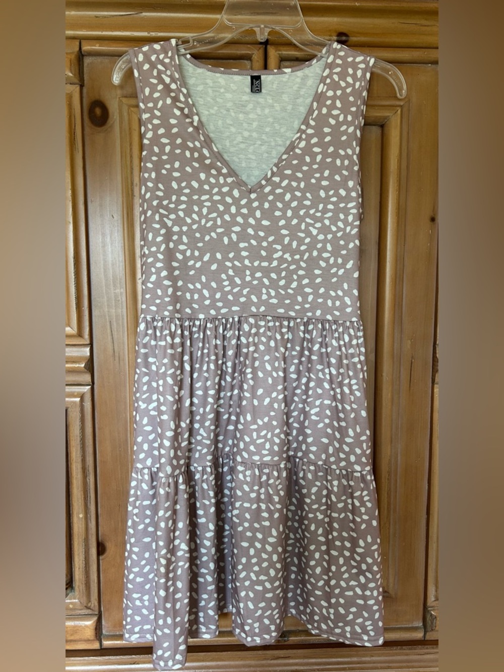 Cute sleeveless, taupe/white, v neck, side pockets, knee length dress